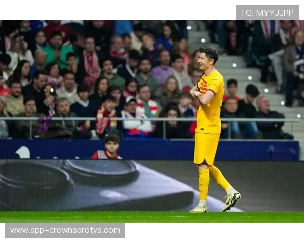 莱万训练完回家还要给老婆做饭？这自律我连边都摸不着